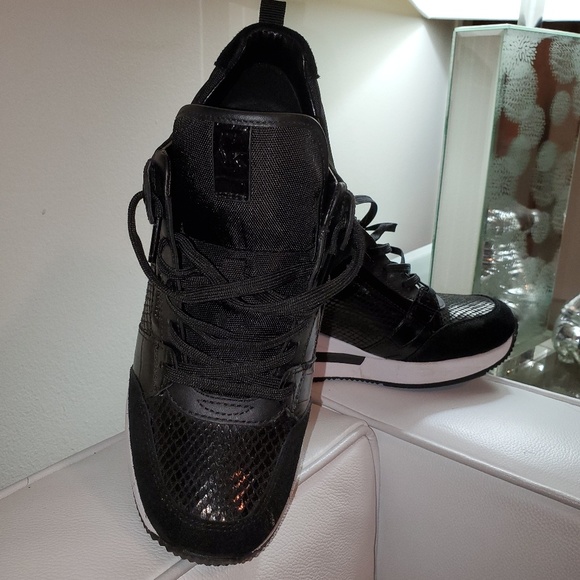 Michael Kors Trainer shoe - Picture 2 of 3